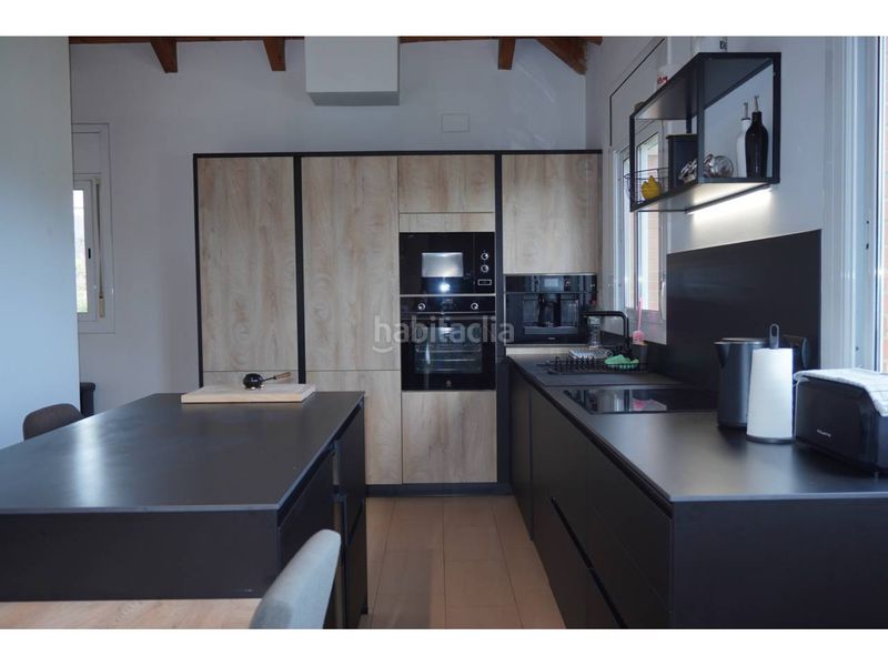 Foto fa40b21e-a4d6-48a8-a0d8-f668ae4aec19. Casa adossada amb aparcament a Vallirana