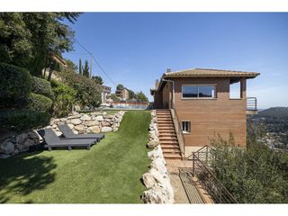 Casa adossada a Avenida Mirador