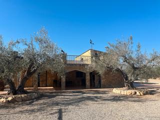 House in Ampolla (L´). Villa tranquila, solo 10 minutos caminando del mar y pueblo de l