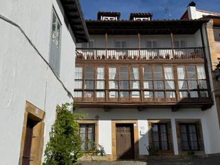 Casa  Calle saturnino fernandez de castro. Tipica casa montañesa en el centro de comillas.