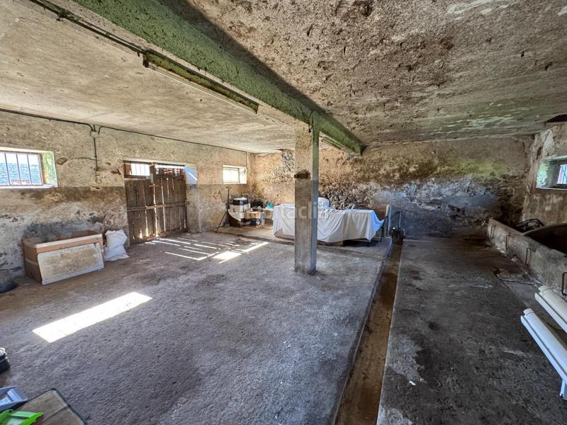 Foto 047ab18e-04ce-4250-a3a3-98799091c1f1. Casa  para rehabilitar con amplio terreno urbano en oreña en Alfoz de Lloredo