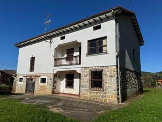 Casa a Alfoz de Lloredo. Casa para rehabilitar con amplio terreno urbano en oreña