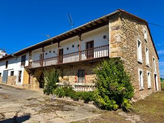 Casa a San Vicente de la Barquera. Conjunto de edificaciones con terreno urbano en la revilla.