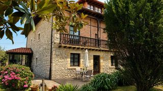 Casa  Toñanes 48. Tipica casa montañesa con amplio jardin a un paso de comillas