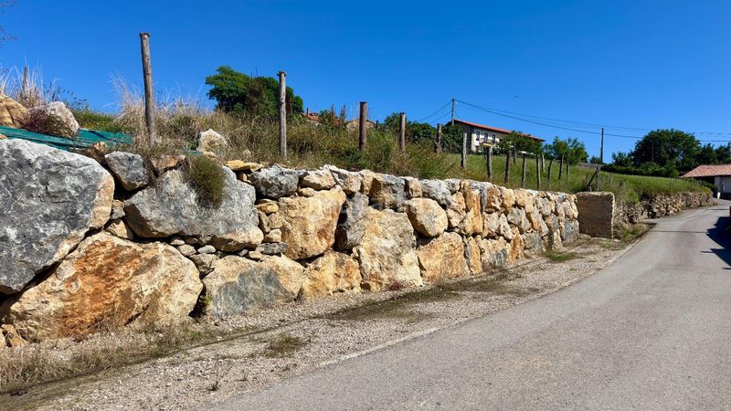 Foto bcf78b00-410f-4ae5-abc5-684c75d383ab. Terreno residenziale in fresnedo 17 in Alfoz de Lloredo