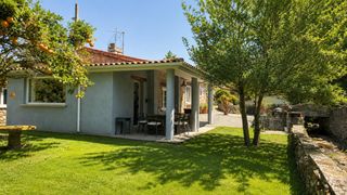 Casa  Barrio la acebosa 38. Casa independiente con fantastico jardín en novales
