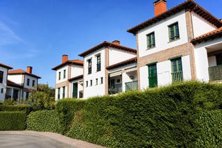 Zweistöckige Wohnung in Comillas. Bonito duplex con garaje en urbanización con jardines y piscinas