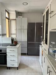 Pis a San Lorenzo. Piso de 3 habitaciones,salón y cocina independiente. incluye tra