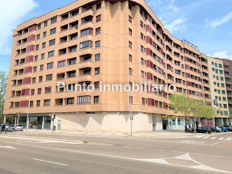 Foto 0b70933f-3cce-48db-9877-9aea94462557. Local comercial Parquesol-local en bruto, muy buena ubicación en esquina, todo exterior. todo fachada excelente inversión!!!! en Valladolid