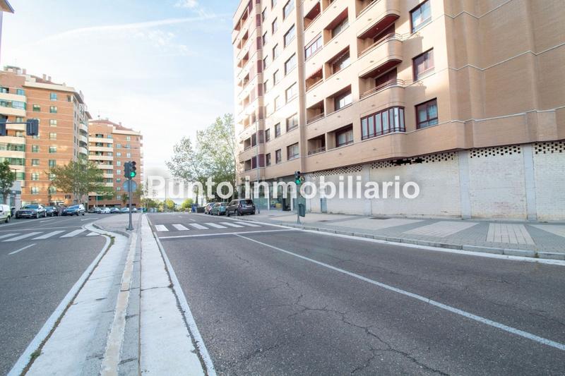 Foto 1c796803-3650-4c4f-82c1-795dbfa226f1. Local comercial Parquesol-local en bruto, muy buena ubicación en esquina, todo exterior. todo fachada excelente inversión!!!! en Valladolid