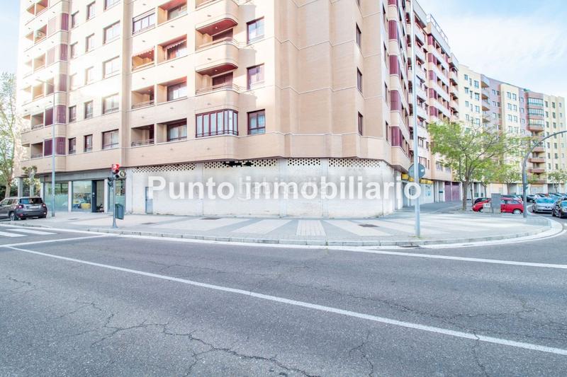 Foto 1d3d0782-5053-4cc8-9d12-474a7e545120. Local comercial Parquesol-local en bruto, muy buena ubicación en esquina, todo exterior. todo fachada excelente inversión!!!! en Valladolid