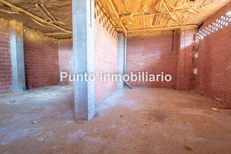 Foto 40b1797c-a826-4024-b360-5646a747475d. Local comercial Parquesol-local en bruto, muy buena ubicación en esquina, todo exterior. todo fachada excelente inversión!!!! en Valladolid