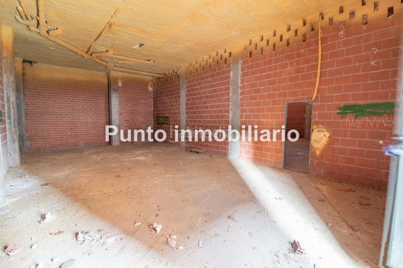 Foto 68bb9420-552a-4657-ad69-74d7c8b92a53. Local comercial Parquesol-local en bruto, muy buena ubicación en esquina, todo exterior. todo fachada excelente inversión!!!! en Valladolid