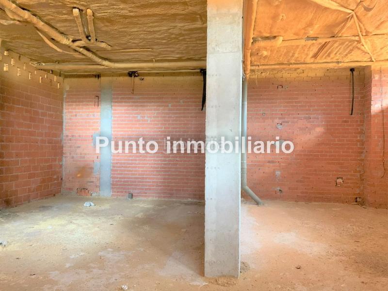 Foto 7a0d6cf9-9a0b-4c7a-a88b-aefa95132b55. Local comercial Parquesol-local en bruto, muy buena ubicación en esquina, todo exterior. todo fachada excelente inversión!!!! en Valladolid