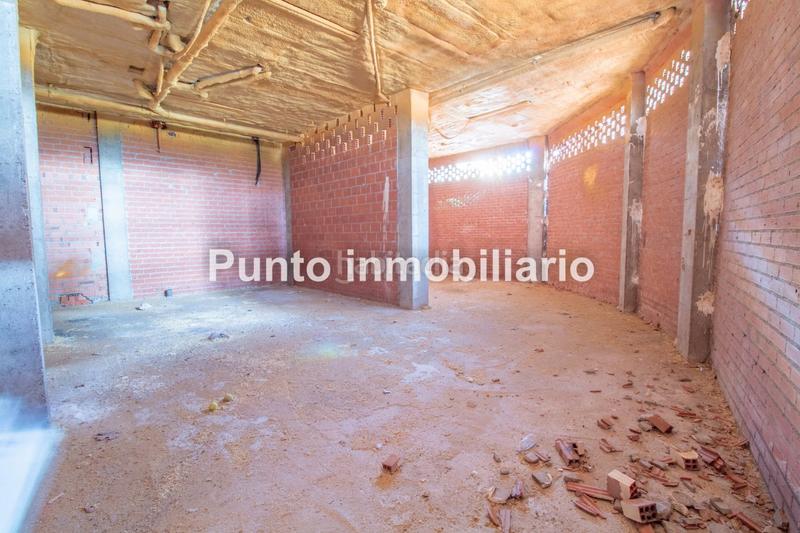 Foto 7a2a8169-b2c6-4fd1-9fdb-42b6acb7e6b7. Local comercial Parquesol-local en bruto, muy buena ubicación en esquina, todo exterior. todo fachada excelente inversión!!!! en Valladolid