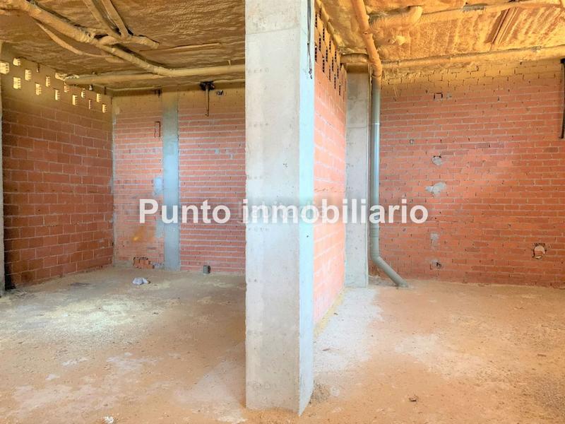 Foto 7aa9c7d4-09ad-450c-a3f1-8efe7e1f7cba. Local comercial Parquesol-local en bruto, muy buena ubicación en esquina, todo exterior. todo fachada excelente inversión!!!! en Valladolid