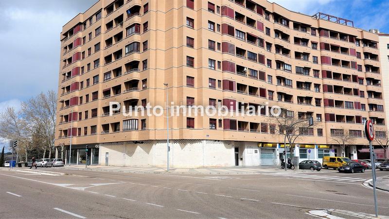 Foto 9d22bd2a-3f7e-413b-90c4-bb5265756c6d. Local comercial Parquesol-local en bruto, muy buena ubicación en esquina, todo exterior. todo fachada excelente inversión!!!! en Valladolid