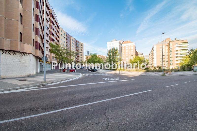 Foto c73ca73c-3d90-487c-aea2-4772ac95a164. Local comercial Parquesol-local en bruto, muy buena ubicación en esquina, todo exterior. todo fachada excelente inversión!!!! en Valladolid