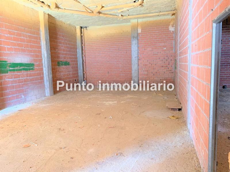 Foto e9fa47a3-cebf-4b2c-900b-6fa46591e4e0. Local comercial Parquesol-local en bruto, muy buena ubicación en esquina, todo exterior. todo fachada excelente inversión!!!! en Valladolid