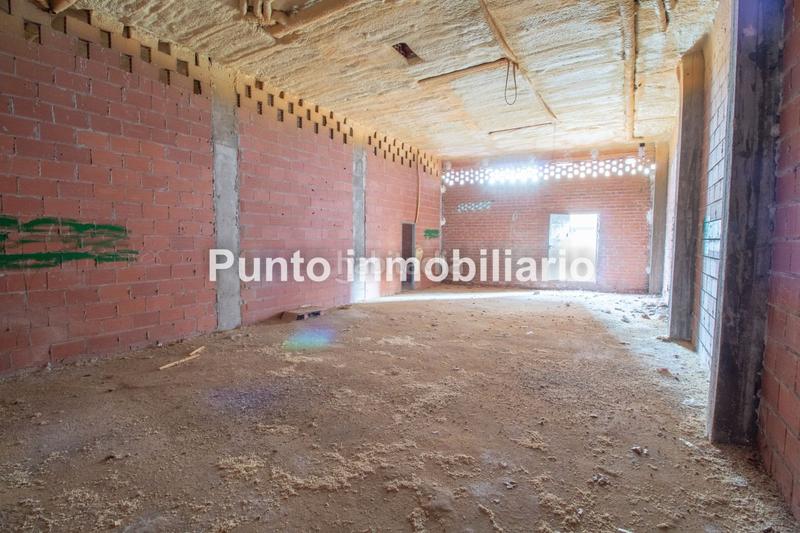 Foto f41e9bae-c843-4cd5-a99d-57411918b4d8. Local comercial Parquesol-local en bruto, muy buena ubicación en esquina, todo exterior. todo fachada excelente inversión!!!! en Valladolid