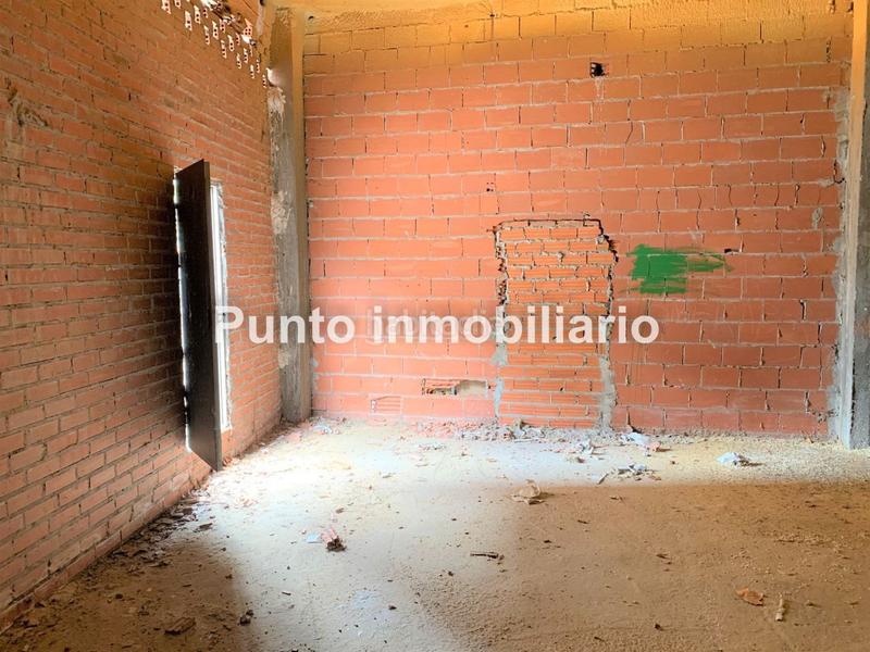 Foto fb3bf8e6-94af-4d66-a605-ff0d36775b0f. Local comercial Parquesol-local en bruto, muy buena ubicación en esquina, todo exterior. todo fachada excelente inversión!!!! en Valladolid