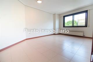 Alquiler Piso  Calle salón del abadengo. Zona covaresa-paula lópez; vivienda de tres dormitorios, salón,