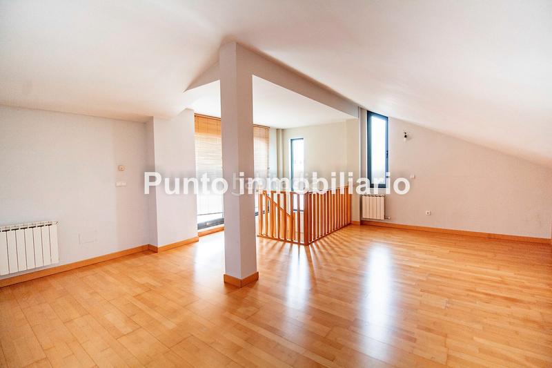 Foto 6b1c91e5-be1f-4a43-b1f2-8555f63c2c60. Xalet amb calefacció aparcament a La Victoria - Puente Jardín Valladolid