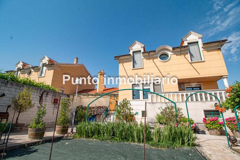 Foto 00b89b21-a987-45c0-b33d-c7b751b706d3. Casa aparellada amb xemeneia calefacció aparcament piscina a Valladolid