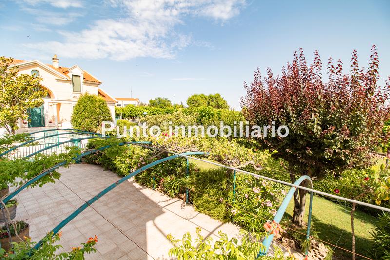 Foto 12bd0ac2-3682-40ce-84f9-3a88bccf1ccb. Casa aparellada amb xemeneia calefacció aparcament piscina a Valladolid