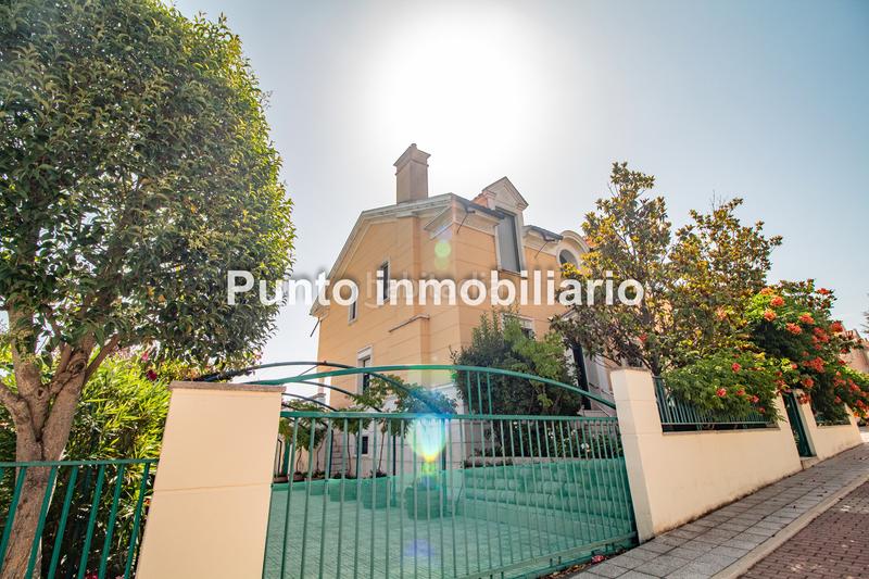 Foto 28fafe54-079d-4bba-b071-6cb2be1497ea. Casa aparellada amb xemeneia calefacció aparcament piscina a Valladolid