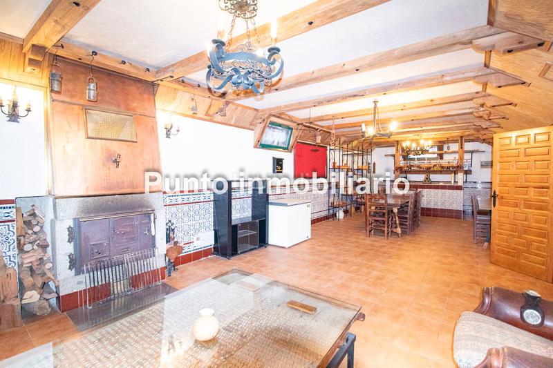 Foto 3d80b8a6-55bd-4c67-bd9e-cd8e497490cf. Casa aparellada amb xemeneia calefacció aparcament piscina a Valladolid