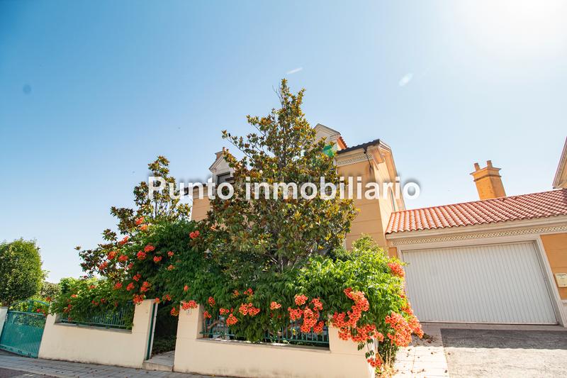 Foto 5e7feba4-f9f0-4e42-96e3-8ca4fef4f26d. Casa aparellada amb xemeneia calefacció aparcament piscina a Valladolid