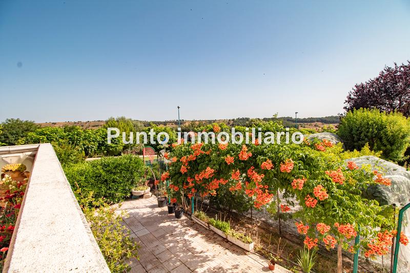 Foto 73dfe972-5c94-4897-9065-d2809d2152c0. Casa aparellada amb xemeneia calefacció aparcament piscina a Valladolid