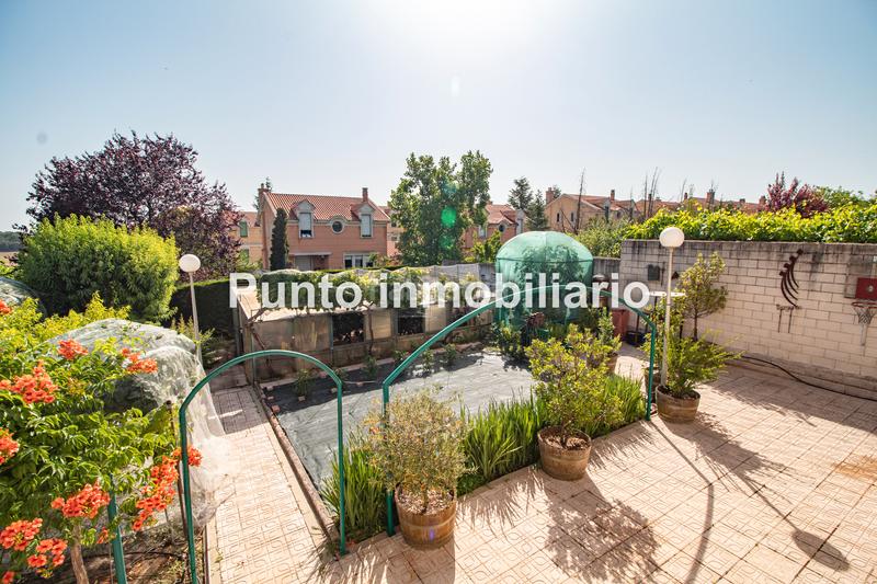 Foto 7593b8cd-28ea-4d39-b7b4-60f36b66672b. Casa aparellada amb xemeneia calefacció aparcament piscina a Valladolid