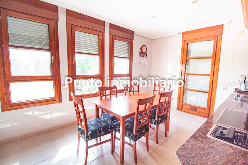 Foto 75d0fa9f-035d-4d73-8a23-bea456c73752. Casa aparellada amb xemeneia calefacció aparcament piscina a Valladolid