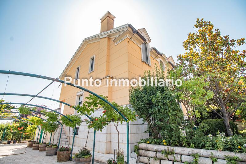 Foto 80cd97ac-eed7-44bd-97e9-684b587da1a8. Casa aparellada amb xemeneia calefacció aparcament piscina a Valladolid