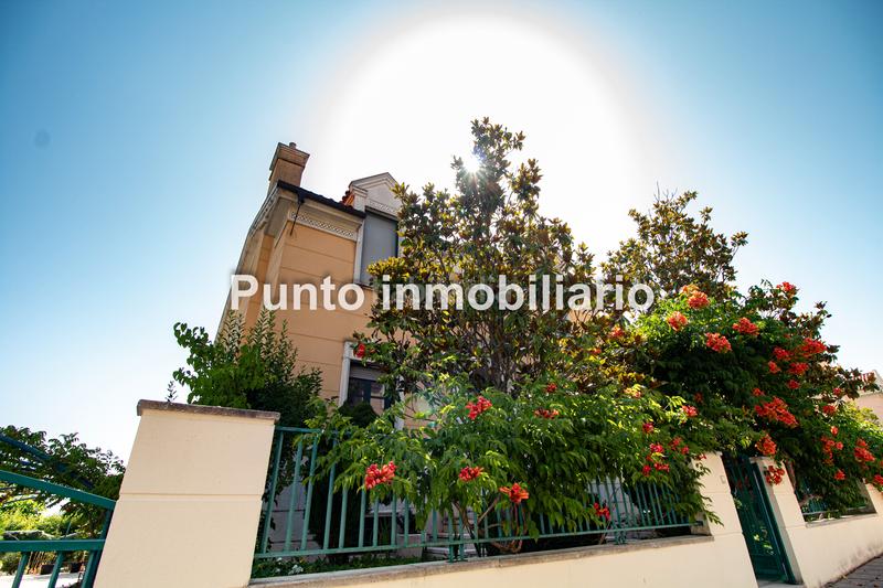 Foto 86f19970-25f9-4324-8cd0-26a6f7658f72. Casa aparellada amb xemeneia calefacció aparcament piscina a Valladolid