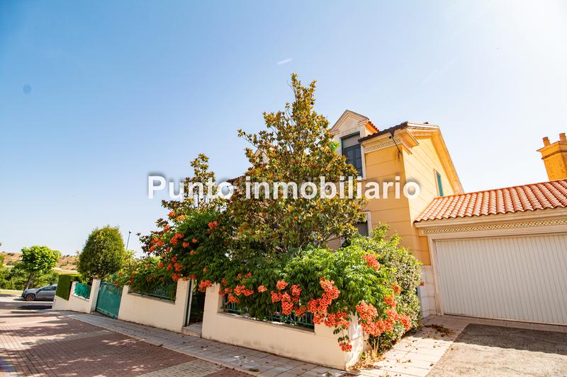 Foto bc8fba5b-00d7-4fe4-908b-74bf0d17f417. Casa aparellada amb xemeneia calefacció aparcament piscina a Valladolid