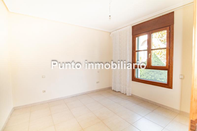 Foto c805a2e6-8962-4f17-82a3-3e34fa47f24b. Casa aparellada amb xemeneia calefacció aparcament piscina a Valladolid