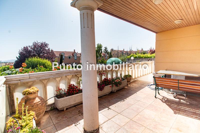 Foto c9166b71-bc7d-42fa-8bff-c977661c51b0. Casa aparellada amb xemeneia calefacció aparcament piscina a Valladolid