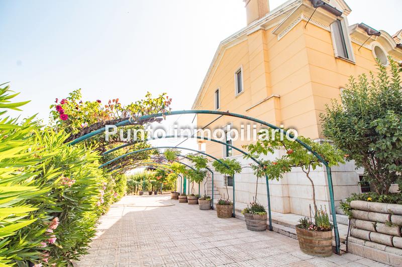 Foto cc23906e-5b8c-492f-bd34-0f583d63e9ec. Casa aparellada amb xemeneia calefacció aparcament piscina a Valladolid