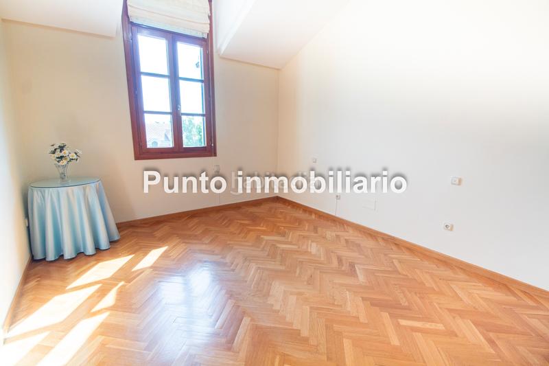 Foto cd6824ee-705d-4691-8a8e-8fd4a09451e7. Casa aparellada amb xemeneia calefacció aparcament piscina a Valladolid