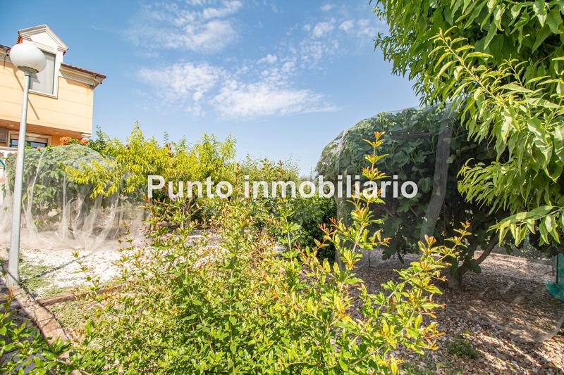 Foto daf0aef9-0a03-42ab-b998-568468b3cb44. Casa aparellada amb xemeneia calefacció aparcament piscina a Valladolid