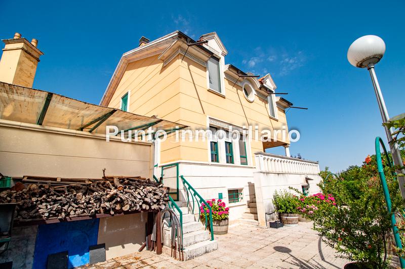 Foto e084c1e4-8a94-46c0-a20a-21869784783c. Casa aparellada amb xemeneia calefacció aparcament piscina a Valladolid