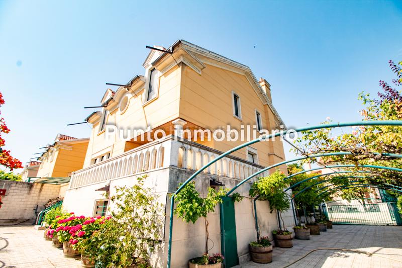 Foto e27df25f-cf46-4b4a-b49e-496a1a6f82ae. Casa aparellada amb xemeneia calefacció aparcament piscina a Valladolid