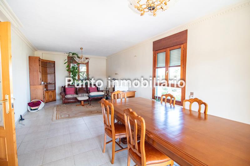 Foto e2806b90-fd55-46c2-9a2b-13f8f98ce2ec. Casa aparellada amb xemeneia calefacció aparcament piscina a Valladolid