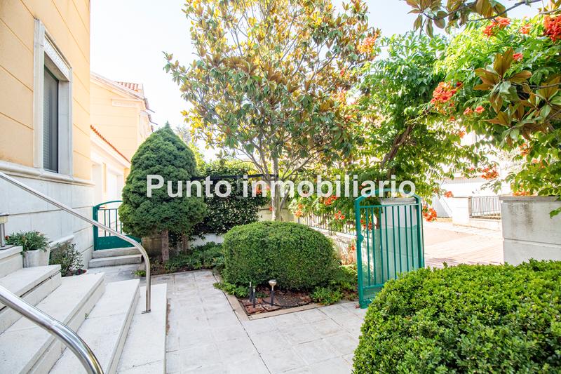 Foto efe89e59-759a-4eed-a06b-77d8d604582b. Casa aparellada amb xemeneia calefacció aparcament piscina a Valladolid