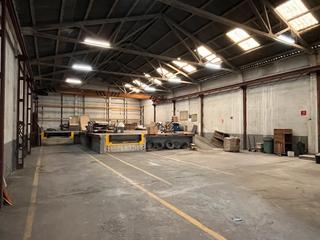 Nau industrial a Calle la central 17. Nave con 3 muelle de descarga y puente grua. 2 plantas oficinas.