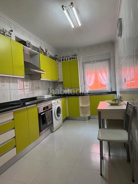 Foto c2cfda93-800b-445a-b5fc-1edc3325a85e. Piso en grupo pronillo 2 impecable. 3 habitaciones. aparcamiento comunitario en Santander