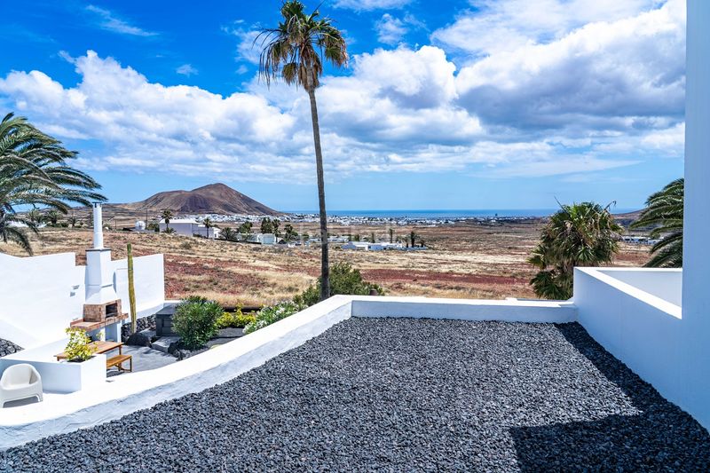 Foto 42fa5d51-835c-43f6-8fbb-3b216698ba3c. Casa adossada amb aparcament piscina a Tahiche Teguise